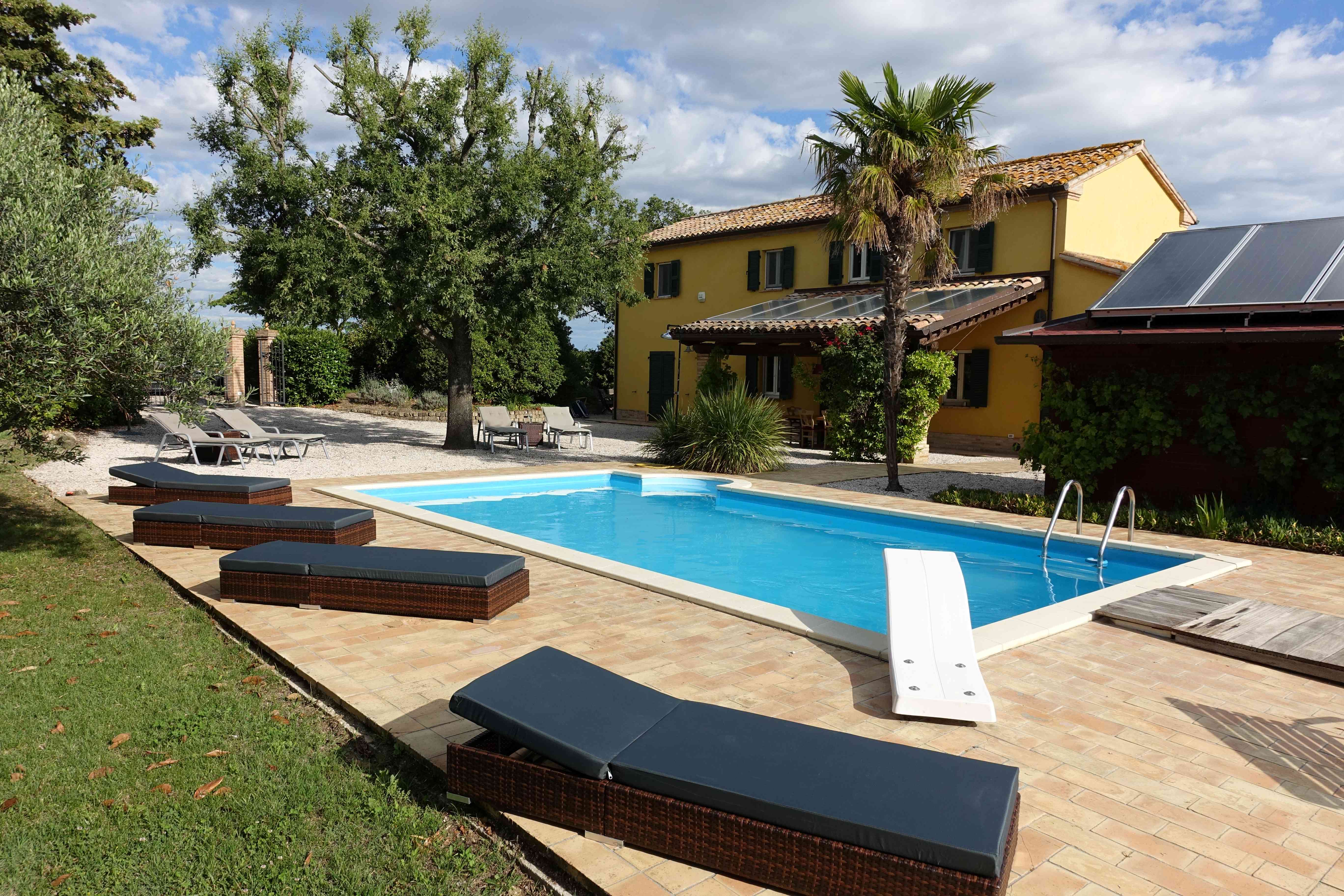 Pool mit Blick auf's Haus